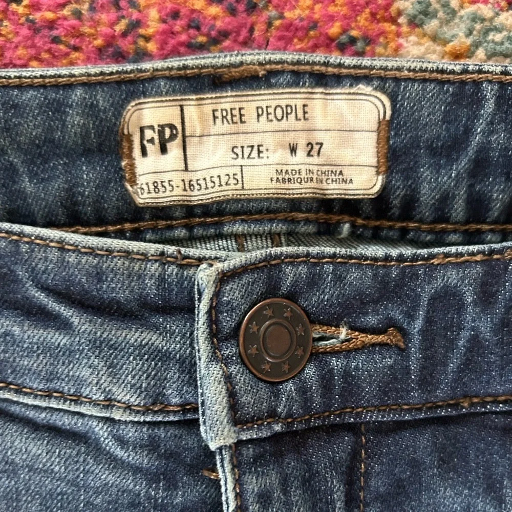 Free People | Women’s medium blue denim mild flare cropped jeans zip close Sz 27